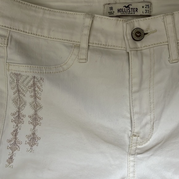 Ripped white Hollister jeans with embroidered details on pockets - Picture 2 of 3